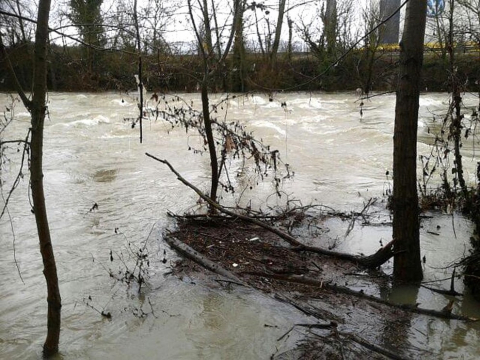 El desbordamiento de algunos ríos ha provocado inundaciones en Pamplona y su comarca y ha cortado varias carreteras.