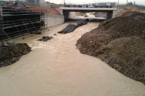 El desbordamiento de algunos ríos ha provocado inundaciones en Pamplona y su comarca y ha cortado varias carreteras.