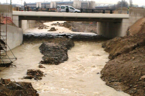 El desbordamiento de algunos ríos ha provocado inundaciones en Pamplona y su comarca y ha cortado varias carreteras.