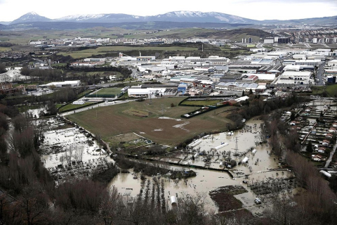 El desbordamiento de algunos ríos ha provocado inundaciones en Pamplona y su comarca y ha cortado varias carreteras.