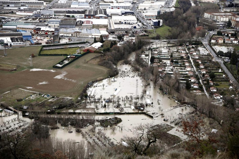 El desbordamiento de algunos ríos ha provocado inundaciones en Pamplona y su comarca y ha cortado varias carreteras.