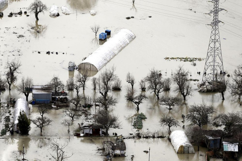 El desbordamiento de algunos ríos ha provocado inundaciones en Pamplona y su comarca y ha cortado varias carreteras.