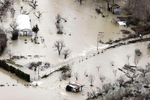 El desbordamiento de algunos ríos ha provocado inundaciones en Pamplona y su comarca y ha cortado varias carreteras.