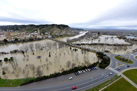 El desbordamiento de algunos ríos ha provocado inundaciones en Pamplona y su comarca y ha cortado varias carreteras.