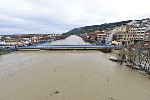 El desbordamiento de algunos ríos ha provocado inundaciones en Pamplona y su comarca y ha cortado varias carreteras.