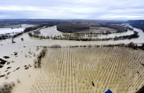 El desbordamiento de algunos ríos ha provocado inundaciones en Pamplona y su comarca y ha cortado varias carreteras.