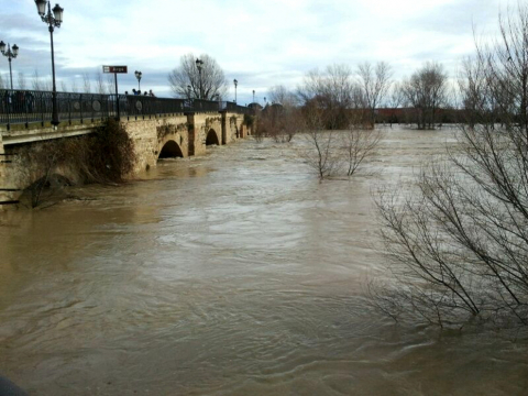 El desbordamiento de algunos ríos ha provocado inundaciones en Pamplona y su comarca y ha cortado varias carreteras.