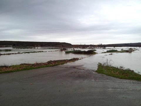 El desbordamiento de algunos ríos ha provocado inundaciones en Pamplona y su comarca y ha cortado varias carreteras.