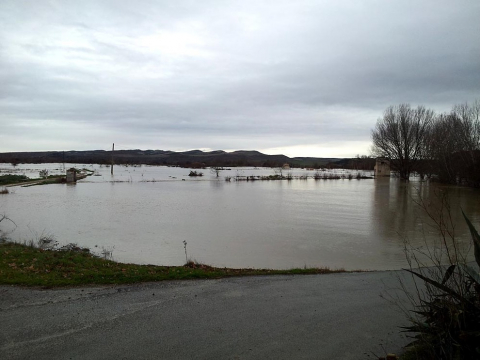 El desbordamiento de algunos ríos ha provocado inundaciones en Pamplona y su comarca y ha cortado varias carreteras.