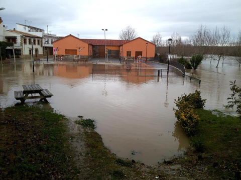 El desbordamiento de algunos ríos ha provocado inundaciones en Pamplona y su comarca y ha cortado varias carreteras.