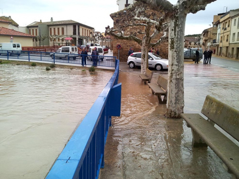 El desbordamiento de algunos ríos ha provocado inundaciones en Pamplona y su comarca y ha cortado varias carreteras.
