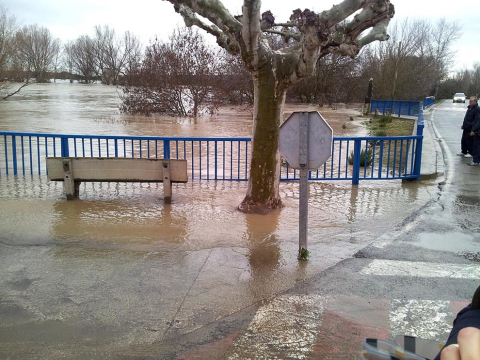 El desbordamiento de algunos ríos ha provocado inundaciones en Pamplona y su comarca y ha cortado varias carreteras.
