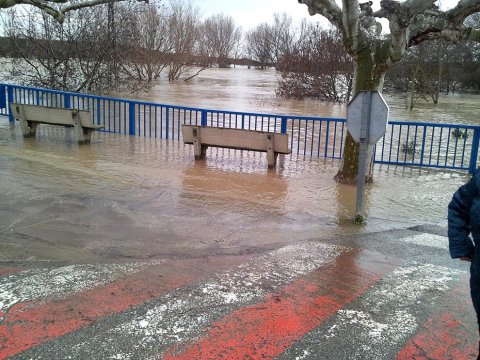 El desbordamiento de algunos ríos ha provocado inundaciones en Pamplona y su comarca y ha cortado varias carreteras.