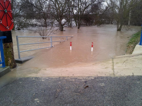 El desbordamiento de algunos ríos ha provocado inundaciones en Pamplona y su comarca y ha cortado varias carreteras.