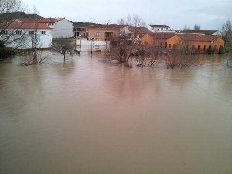 El desbordamiento de algunos ríos ha provocado inundaciones en Pamplona y su comarca y ha cortado varias carreteras.