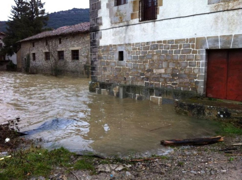 El desbordamiento de algunos ríos ha provocado inundaciones en Pamplona y su comarca y ha cortado varias carreteras.