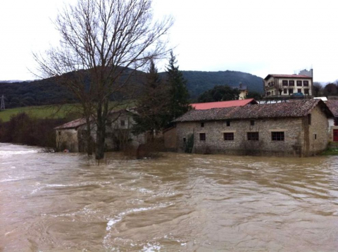 El desbordamiento de algunos ríos ha provocado inundaciones en Pamplona y su comarca y ha cortado varias carreteras.