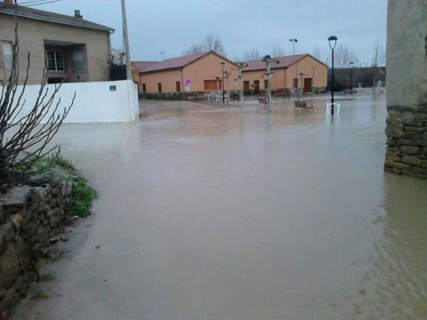 El desbordamiento de algunos ríos ha provocado inundaciones en Pamplona y su comarca y ha cortado varias carreteras.