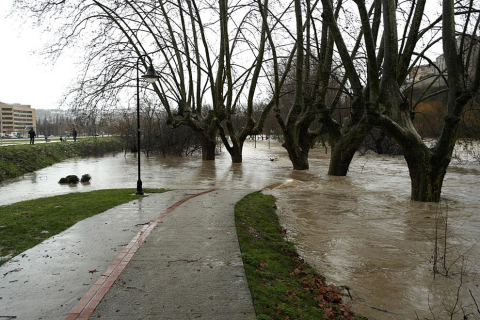 El desbordamiento de algunos ríos ha provocado inundaciones en Pamplona y su comarca y ha cortado varias carreteras.