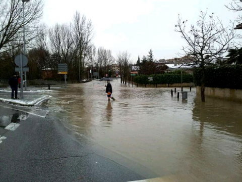 El desbordamiento de algunos ríos ha provocado inundaciones en Pamplona y su comarca y ha cortado varias carreteras.