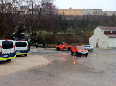 El desbordamiento de algunos ríos ha provocado inundaciones en Pamplona y su comarca y ha cortado varias carreteras.