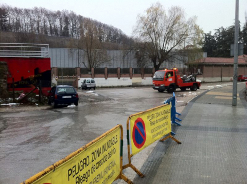 El desbordamiento de algunos ríos ha provocado inundaciones en Pamplona y su comarca y ha cortado varias carreteras.