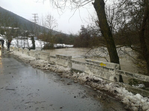 El desbordamiento de algunos ríos ha provocado inundaciones en lugares como Mutilva, Huarte u Ororbia