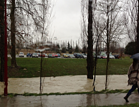 El desbordamiento de algunos ríos ha provocado inundaciones en lugares como Mutilva, Huarte u Ororbia