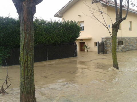 El desbordamiento de algunos ríos ha provocado inundaciones en lugares como Mutilva, Huarte u Ororbia
