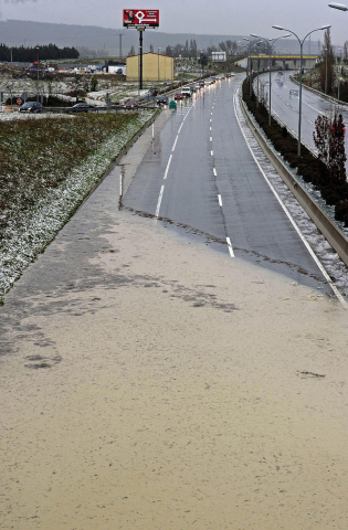 El desbordamiento de algunos ríos ha provocado inundaciones en lugares como Mutilva, Huarte u Ororbia