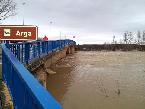 El desbordamiento de algunos ríos ha provocado inundaciones en Pamplona y su comarca y ha cortado varias carreteras.