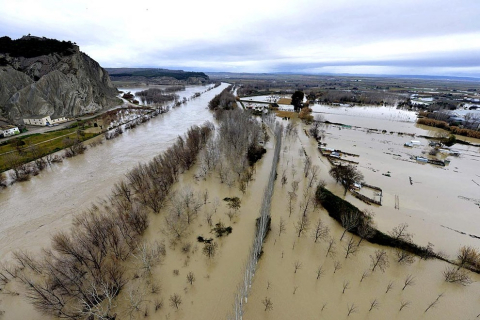 El desbordamiento de algunos ríos ha provocado inundaciones en Pamplona y su comarca y ha cortado varias carreteras.