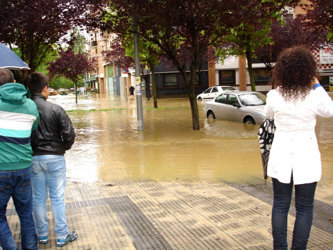 Imágenes de los lectores del desbordamiento del Arga