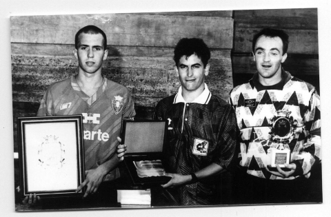 Patxi Puñal recoge el trofeo Villa de Aoiz en 1993