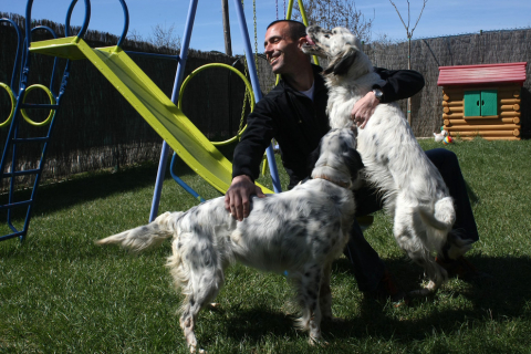 Patxi Puñal, con sus dos perros en casa