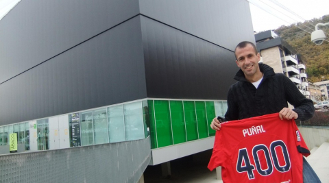 Patxi Puñal posa en Huarte con la camiseta de los 400 partidos