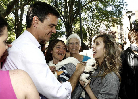 El secretario general del PSOE, Pedro Sánchez, ha celebrado este domingo  un acto electoral en una plaza del Barrio de Lourdes Tudela ante unos doscientos simpatizantes del partido, junto a María Chivite y Roberto Jiménez.