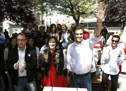 El secretario general del PSOE, Pedro Sánchez, ha celebrado este domingo  un acto electoral en una plaza del Barrio de Lourdes Tudela ante unos doscientos simpatizantes del partido, junto a María Chivite y Roberto Jiménez.