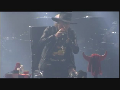 Sin Brian Johnson y con Axl Rose en silla de ruedas
