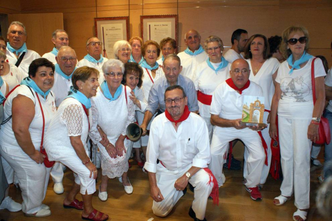Cohete de fiestas y fiesta del club de jubilados