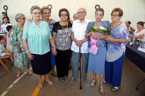Cohete de fiestas y fiesta del club de jubilados