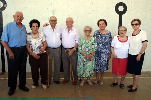 Cohete de fiestas y fiesta del club de jubilados