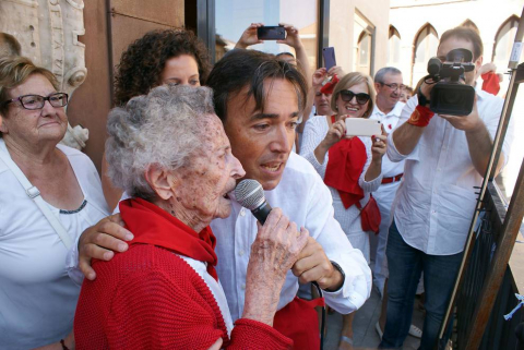 Cohete de fiestas y fiesta del club de jubilados