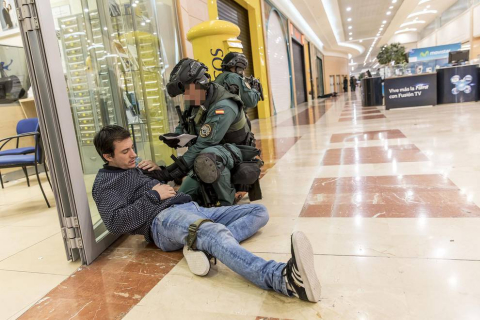 Imágenes del simulacro de atentado terrorista realizado en el centro comercial La Morea.