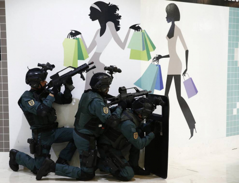 Imágenes del simulacro de atentado terrorista realizado en el centro comercial La Morea.