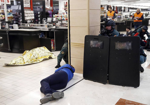 Imágenes del simulacro de atentado terrorista realizado en el centro comercial La Morea.