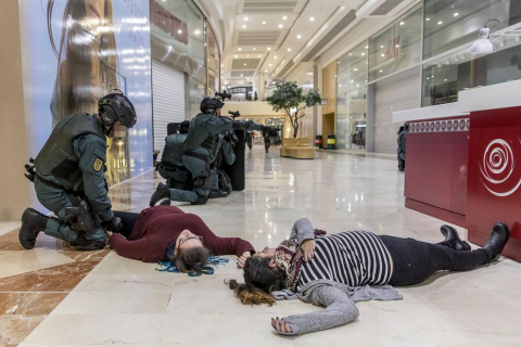 Imágenes del simulacro de atentado terrorista realizado en el centro comercial La Morea.