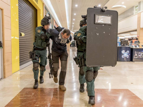 Imágenes del simulacro de atentado terrorista realizado en el centro comercial La Morea.