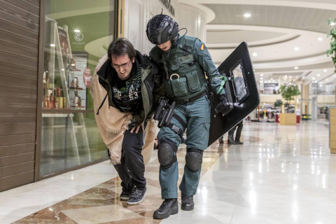 Imágenes del simulacro de atentado terrorista realizado en el centro comercial La Morea.
