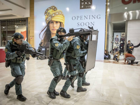 Imágenes del simulacro de atentado terrorista realizado en el centro comercial La Morea.